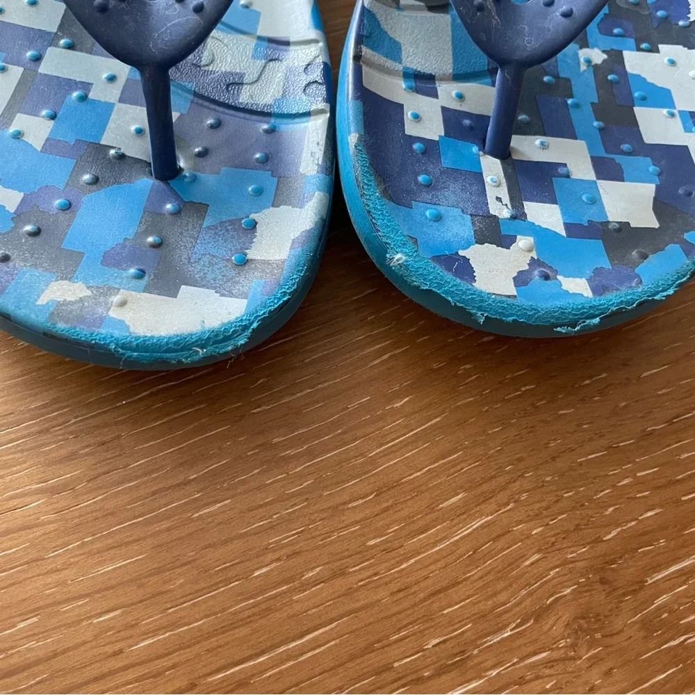 Boys/youth crocs flip flops blue 2